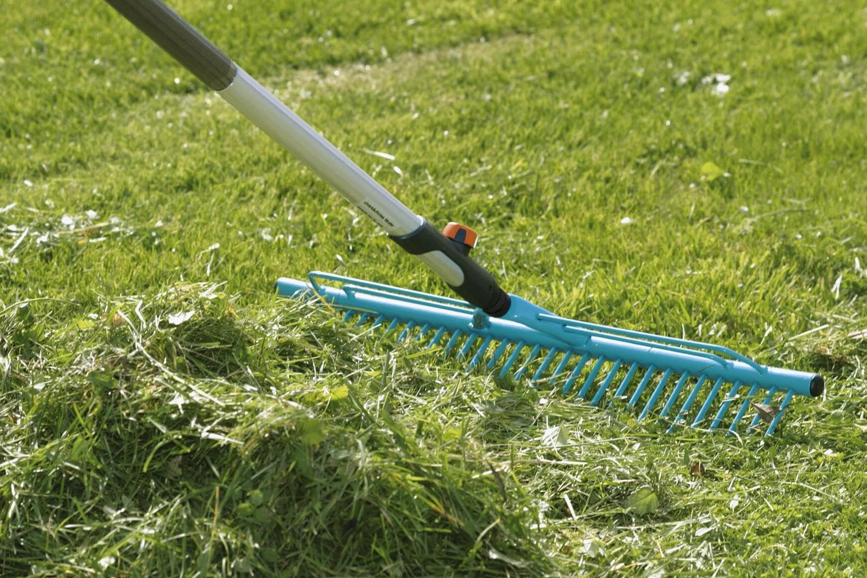 Gardena Râteau à Gazon Combisystem de râteau, Largeur de Travail de 60 cm, pour ramasser Le Gazon coupé, adapté à Tous Les Manches Combisystem, avec bac de ramassage Pratique (3381-20)