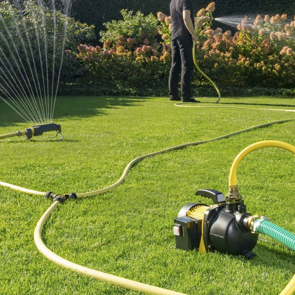 TROTEC TGP 1000 E Pompe de jardin 1000 W, 3300 l/h, hauteur de refoulement 42 m, aspiration 7 m, pour eau claire, citerne, récupérateur d’eau de pluie, bassin et puits
