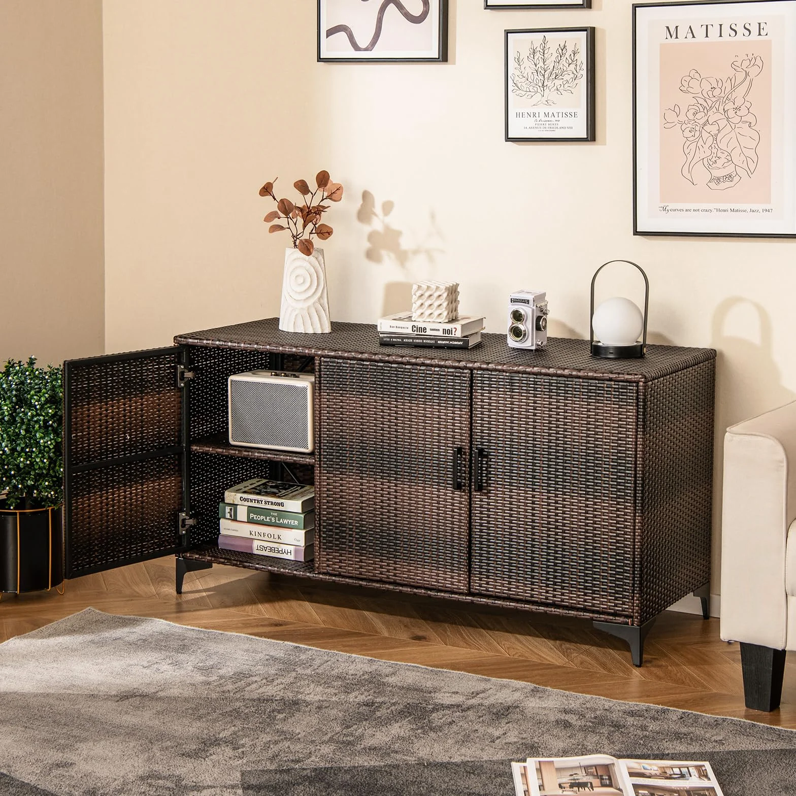GIANTEX Armoire de jardin en rotin Wicker avec 3 portes et étagères amovibles, armoire d'extérieur imperméable pour coussins, jeux de piscine, outils de jardinage (marron)