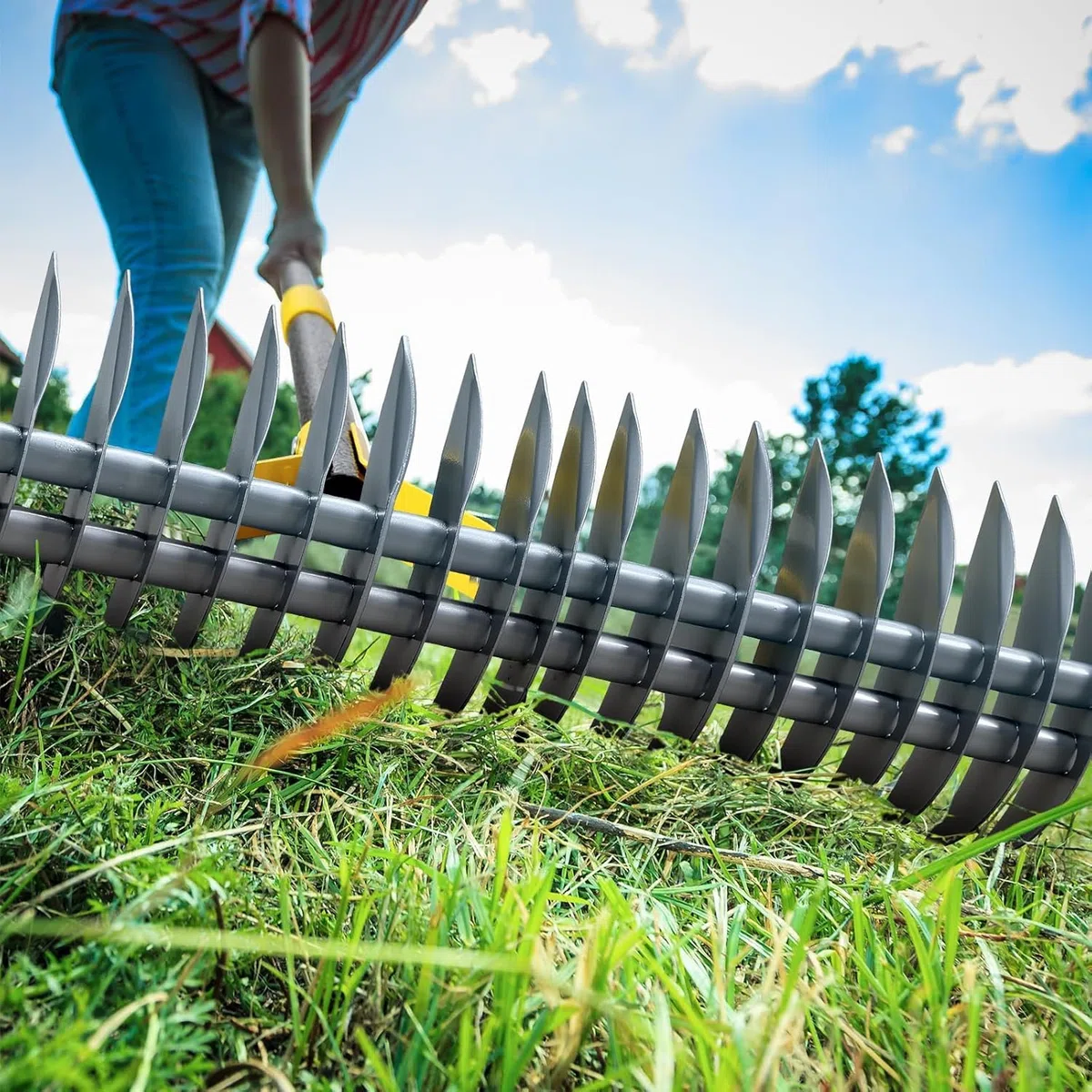 Râteau, 140cm Râteau de Jardin Robuste en Acier Inoxydable avec Long Manche Réglable et Lame Tranchante - Multifonction Râteau à Paille avec 19Dents Double Couche pour Désherber, Fertiliser Lawn/Gris