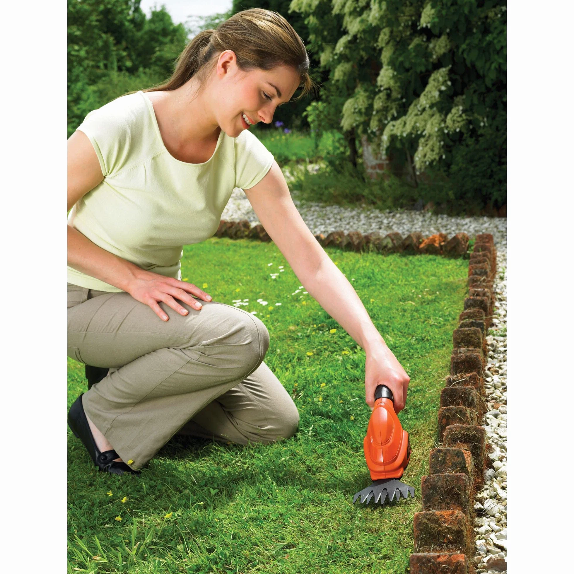 BLACK+DECKER Cisaille Electrique 3,6V, Sculpte-Haies avec Indicateur de Charge LED, Idéal pour Tailler les Parterres de Fleurs et les Bordures, Largeur de Lame 30 cm, Pas de Lame 23 mm, GSL200-QW Rouge