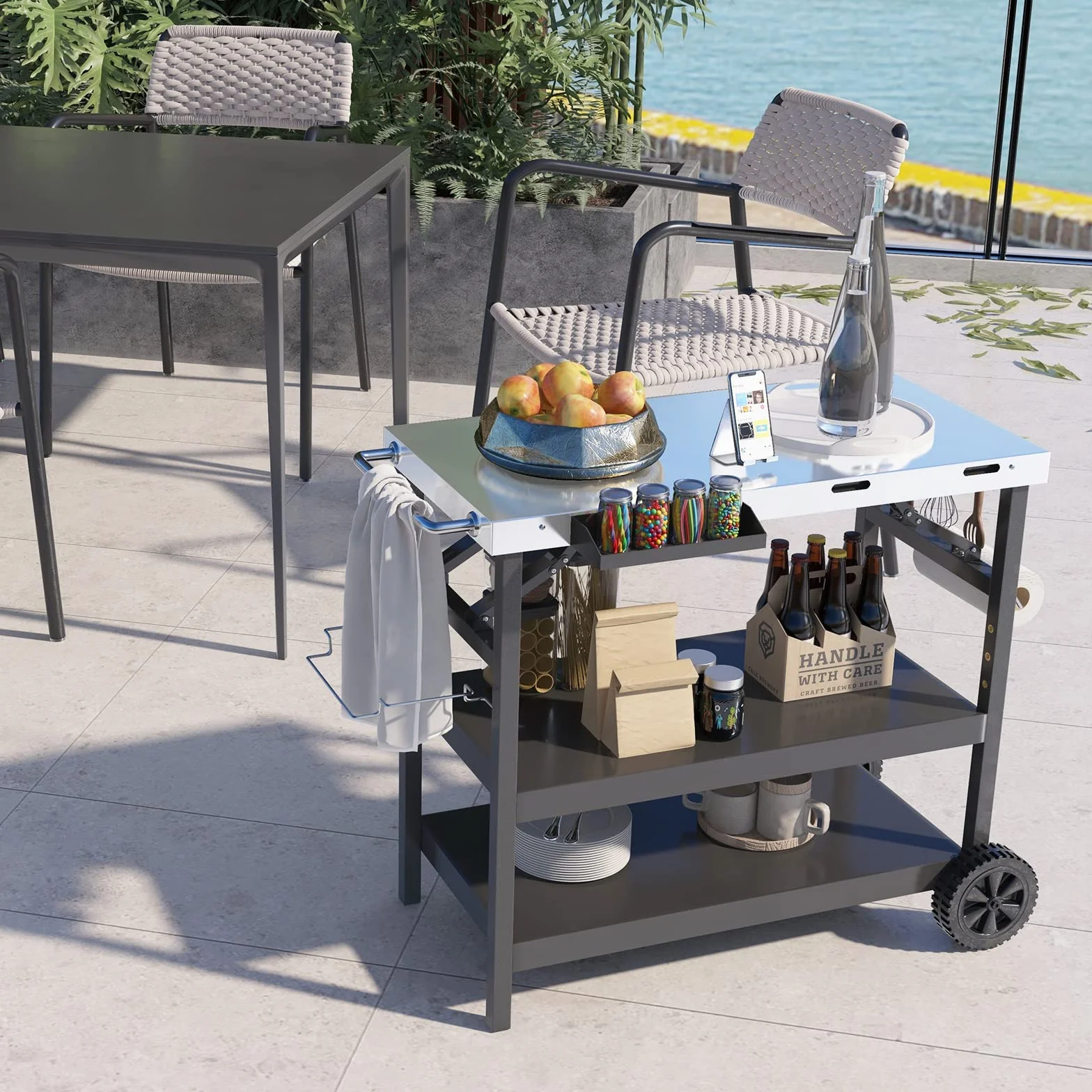 KOMFOTTEU Chariot pour Barbecue avec 3 Étagères, Desserte de Jardin Pliable avec Porte-Serviettes, Crochets et Étagère à Épices, Desserte d’Extérieur, 106 x 52 x 84 cm, Noir