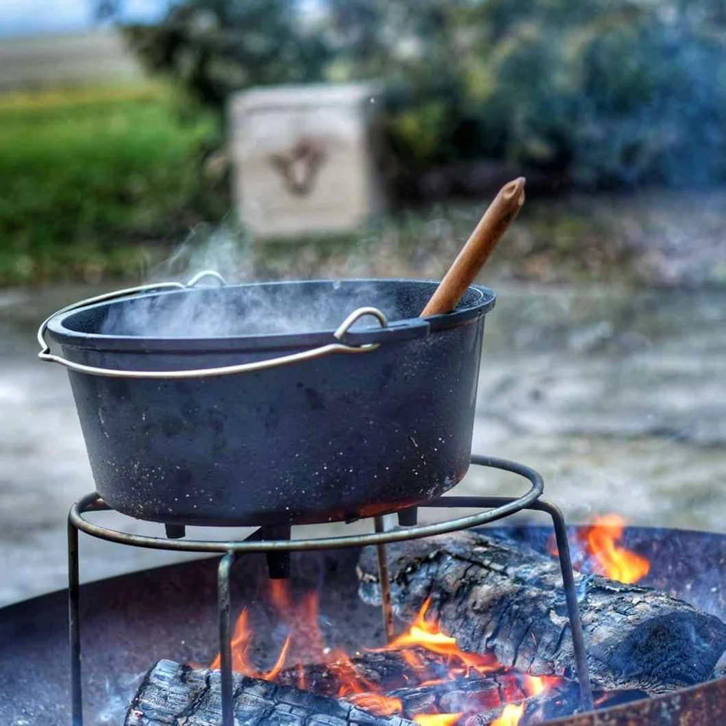 BBQ-Toro Kit de 6 Dutch Oven en Fonte Préassaisonnée avec Caisse en Bois, Poêle, Grille et Trépied pour Camping