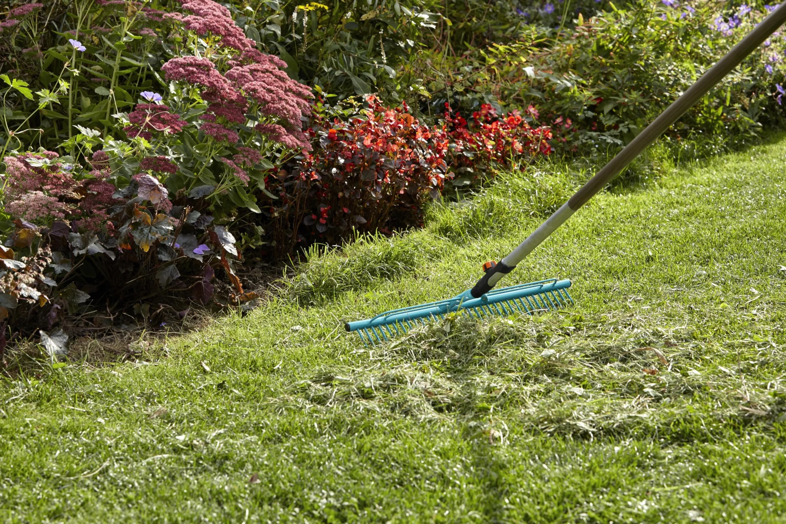 Gardena Râteau à Gazon Combisystem de râteau, Largeur de Travail de 60 cm, pour ramasser Le Gazon coupé, adapté à Tous Les Manches Combisystem, avec bac de ramassage Pratique (3381-20)
