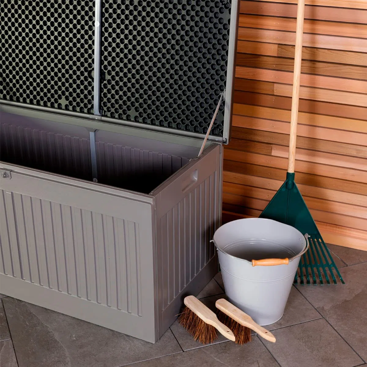CHARLES BENTLEY Coffre de Rangement 270L Jardin Extérieur - Plastique Gris avec Couvercle Noir, Poignées Moulées, Fermeture Cadenas, Couvercle Coulissant (109x54,7x51,3 cm)
