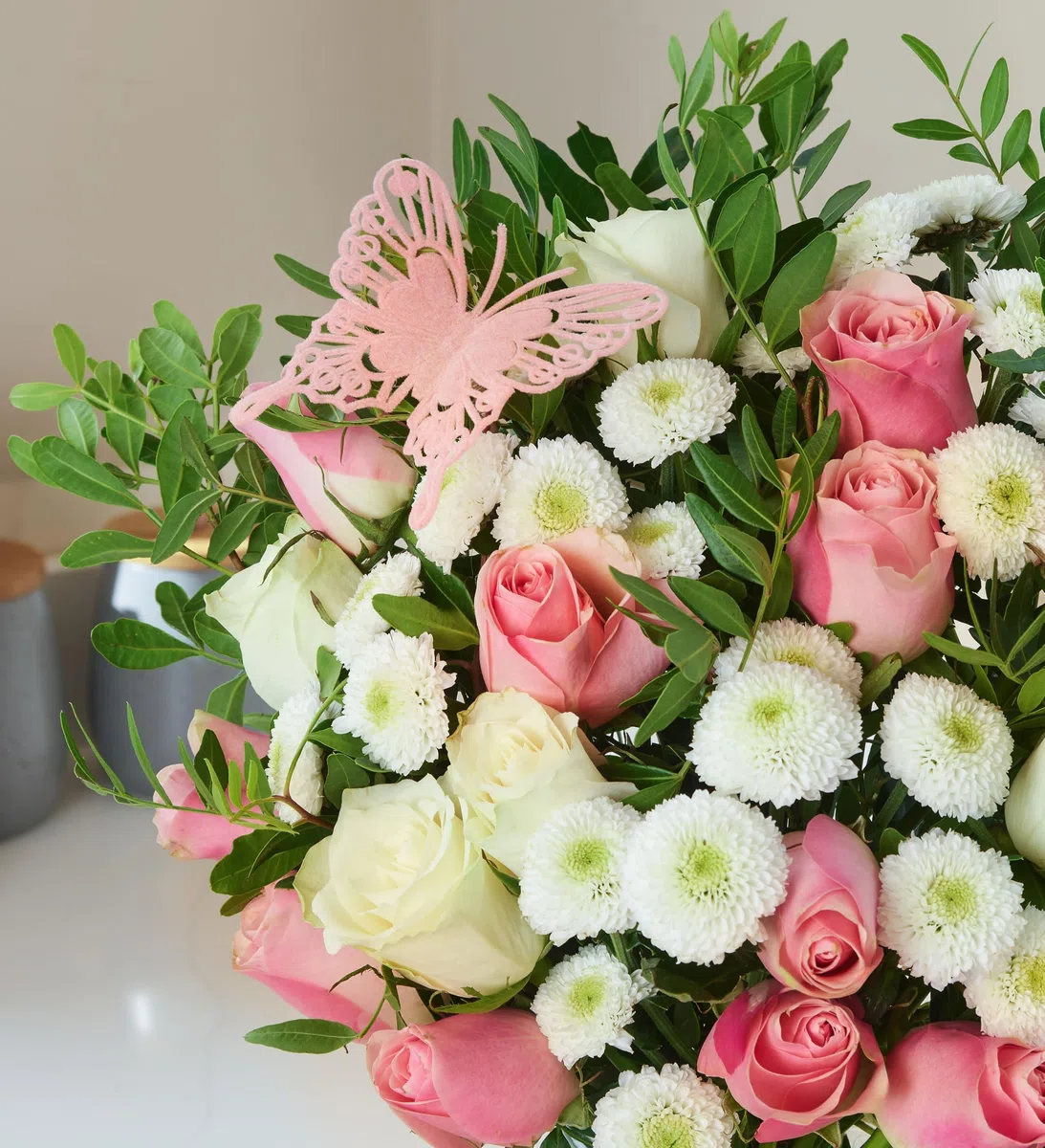 Prés de roses – Composition florale fraîche livrée à la main – Cadeau élégant avec expédition le lendemain – Idéal pour un anniversaire, un anniversaire, des condoléances, une célébration ou un