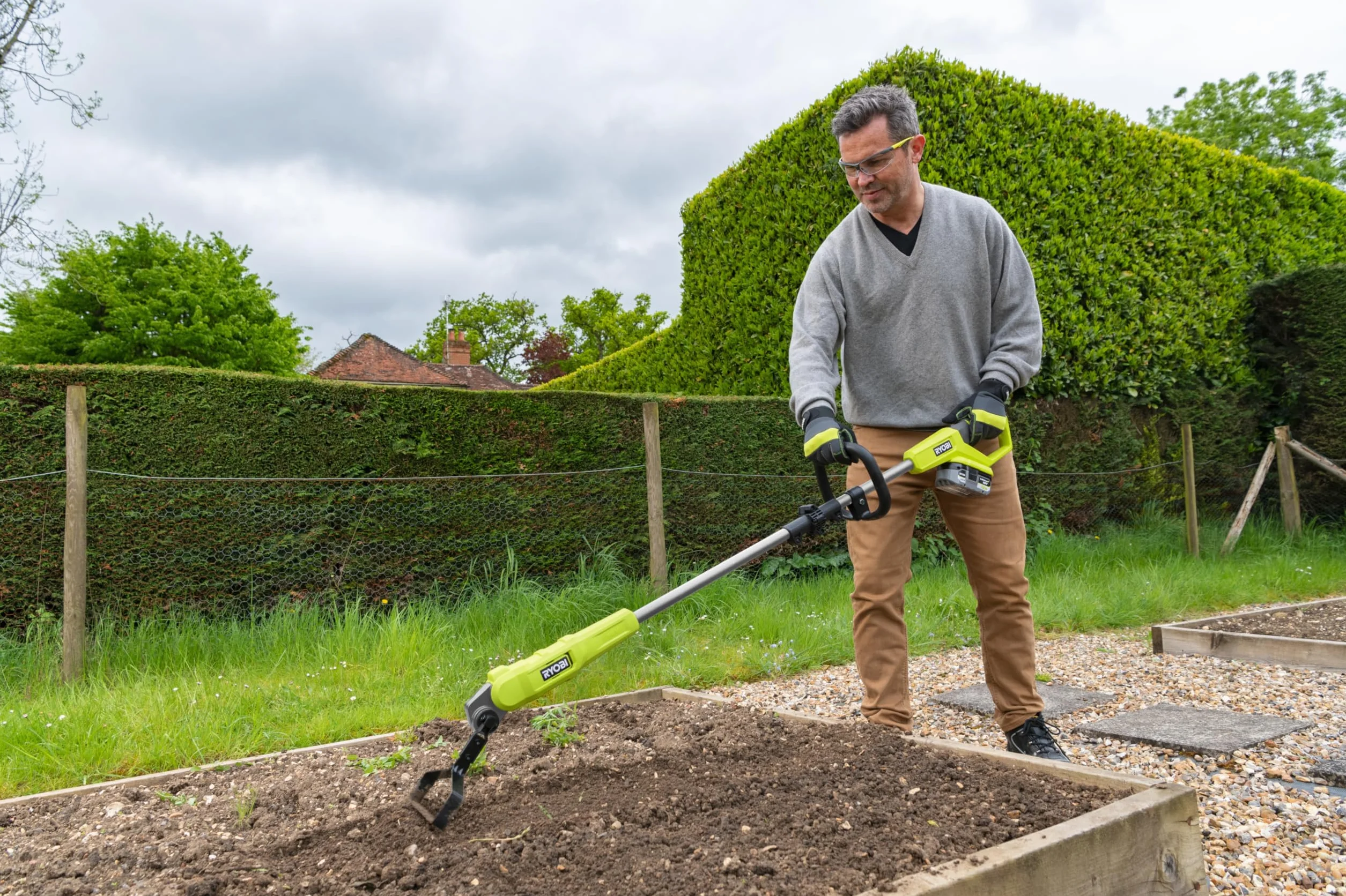 RYOBI Désherbeur 18V ONE+™ - Largeur 16,5 cm - Profondeur 7 cm - Sans Batterie ni Chargeur - Lame Oscillante Dentelée - Idéal Désherbage Massifs, Potager, Allées, Bordures et Préparation du Sol - RY18