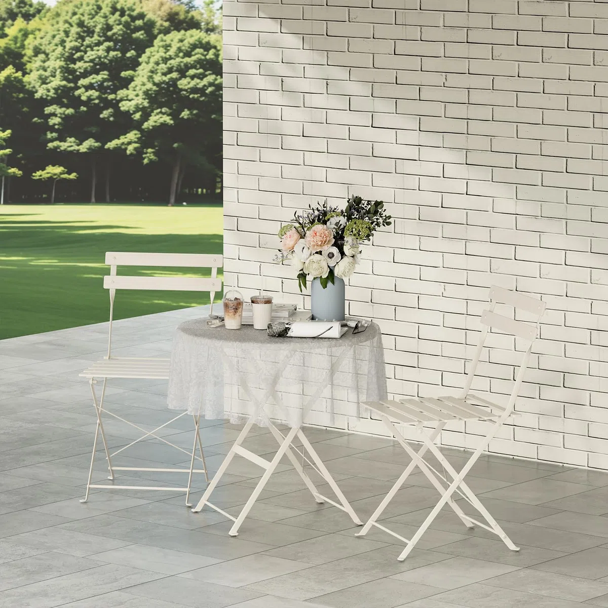 DEWINNER Ensemble De Table Et Chaises De Jardin, Salon De Jardin Extérieur 3 Pièces, Table Ronde avec 2 Chaises Pliantes, Pliable, Blanc, Nappe Imperméable Incluse, pour Balcon, Terrasse, Cour