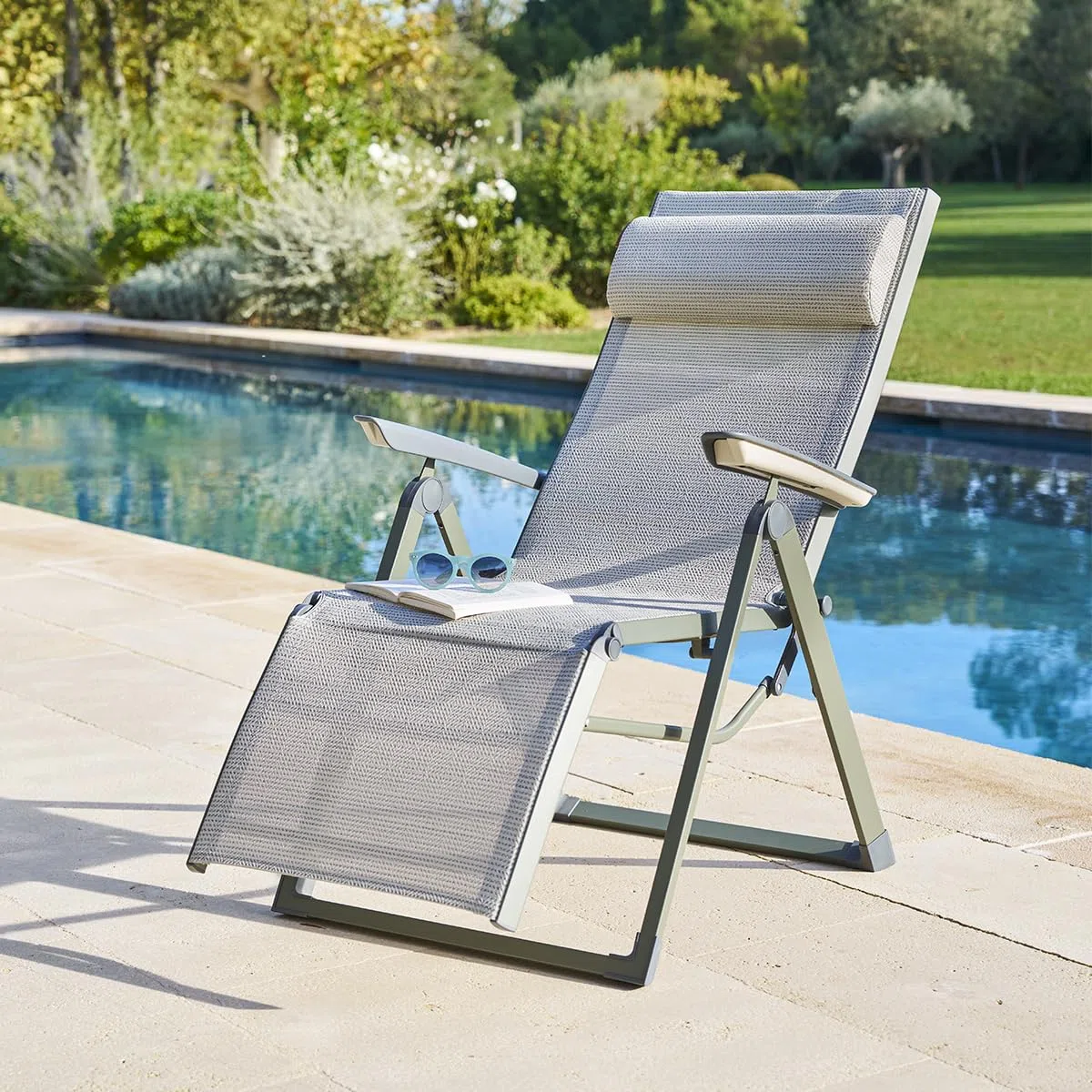 Hespéride - Fauteuil de Jardin inclinable Decima Vert Olive et Vert Laurier 8 Positions en Aluminium et texaline