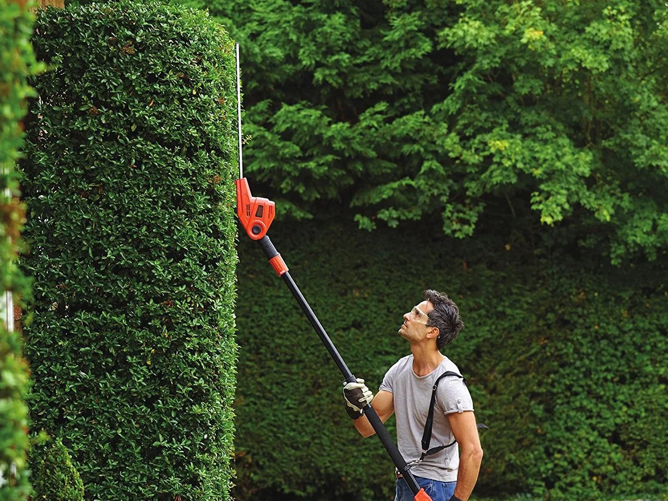 BLACK+DECKER Taille-Haies Sur Perche Filaire 550W, Taille-Haies Electrique 51 cm avec Lame Asymétrique, Manche Télescopique, Tête Pivotante et Double Interrupteur, Ecartement 22 mm, PH5551-QS Noir/Orange