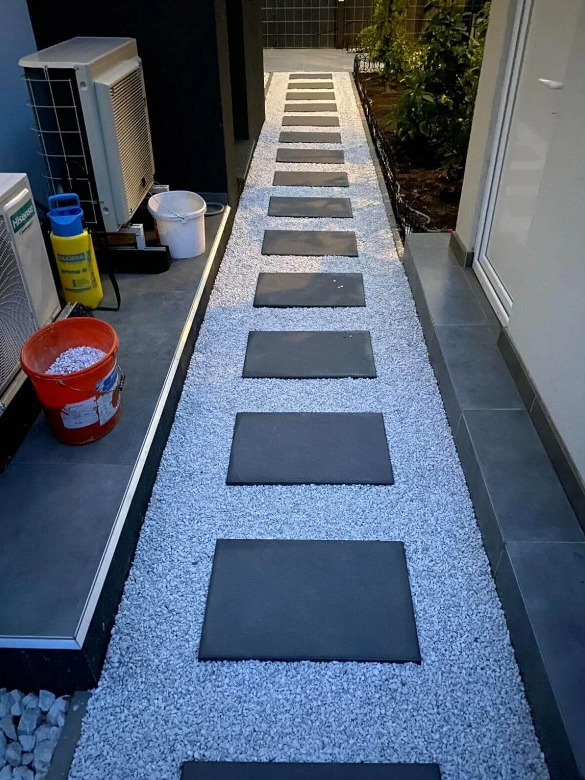 Liant pour gravier/Consolidant pour gravier (10L) Agent liant pour gravier, cailloux et tout type de paillis - Liant pour paillis, chemin de jardin, allée en pierre - Liaison durable - Tient jusqu’à 3