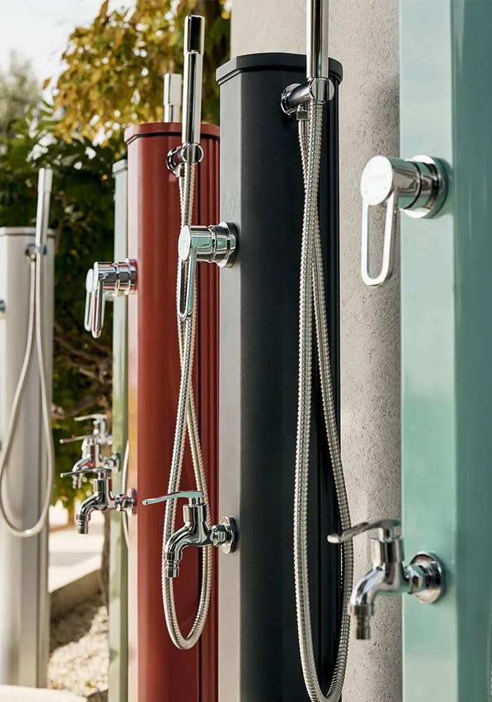 Formidra - Douche Solaire Jolly Go 20L - DS-JG141NO - Douche Solaire Extérieure en Aluminium avec Douchette Amovible, Mitigeur et Rince Pieds - Compacte et Élégante - Anthracite - 24x26x120cm