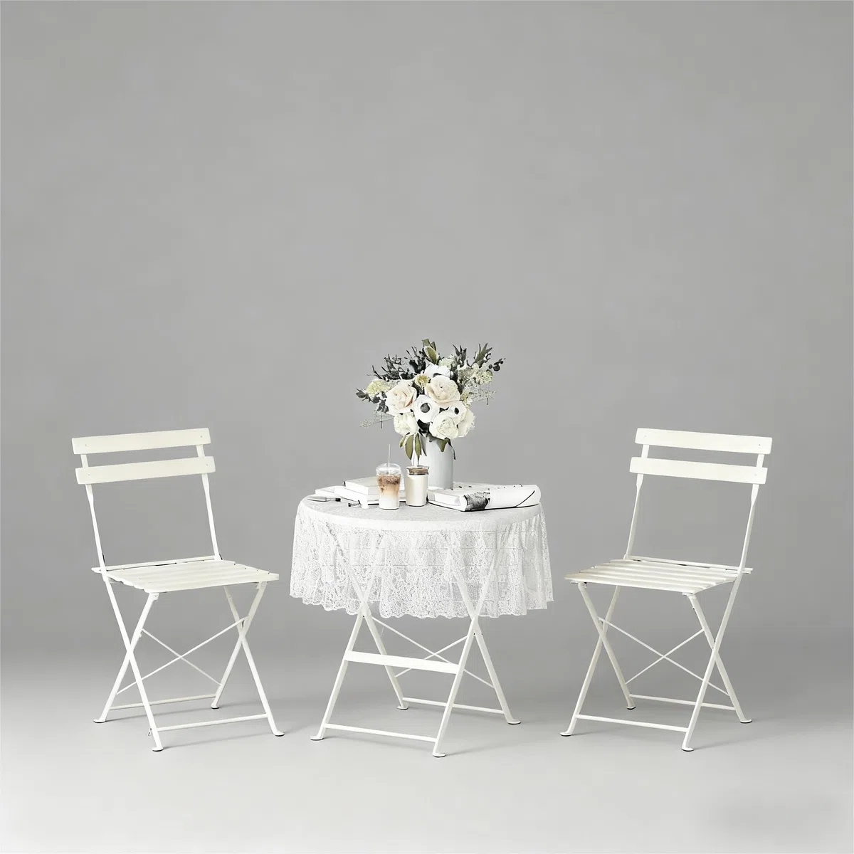 DEWINNER Ensemble De Table Et Chaises De Jardin, Salon De Jardin Extérieur 3 Pièces, Table Ronde avec 2 Chaises Pliantes, Pliable, Blanc, Nappe Imperméable Incluse, pour Balcon, Terrasse, Cour