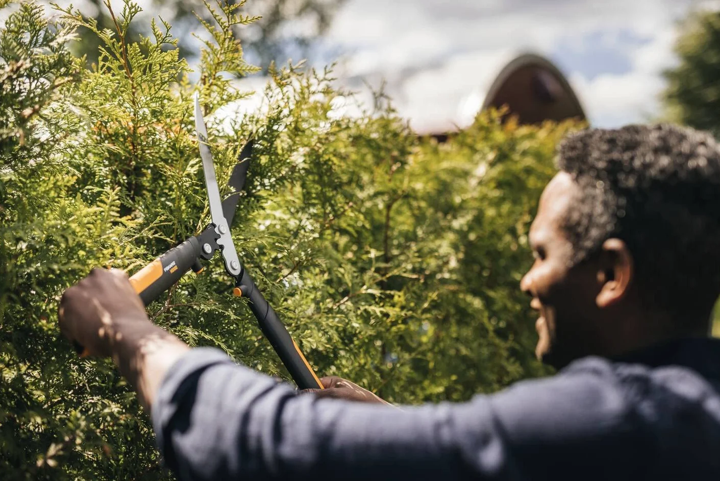Fiskars Cisaille à haie, Système à crémaillère PowerGear X, Revêtement antiadhésif, Lames en Acier, Longueur: 63 cm, Noir/Orange, HSX92, 1023631