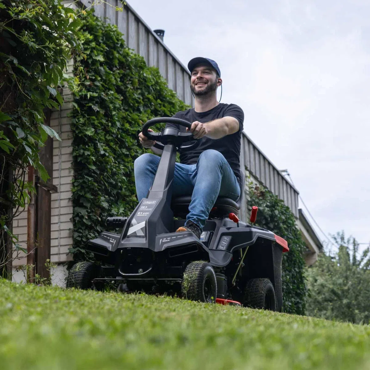 Scheppach Tondeuse autoportée Thermique MR230-61 - Moteur à Essence 4 Temps 4,4 KW/6 CV - Largeur de Coupe 61 cm - Réglage Hauteur de Coupe sur 5 Niveaux - Jardins 2600 m² - Huile + Lame incluses