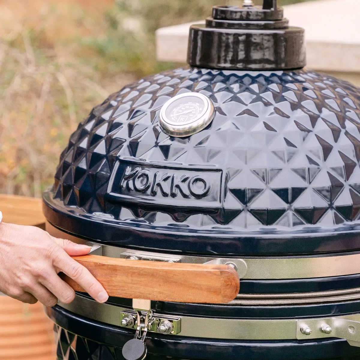Kamado Kokko XL 22" - Nouvelle édition de la marque Kokko Barbecue grand format : modèle très complet (62 cm x 86 cm) Diamètre de la grille : 47 cm Bleu marine