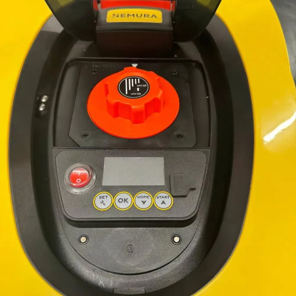 Nemura Robot Tondeuse 600 m2 - Coupe de 18cm avec Lames en Acier de Haute qualité - Réglable, Pratique et Ingénieux - Livré avec Cable, Piquet et Station de Chargeur