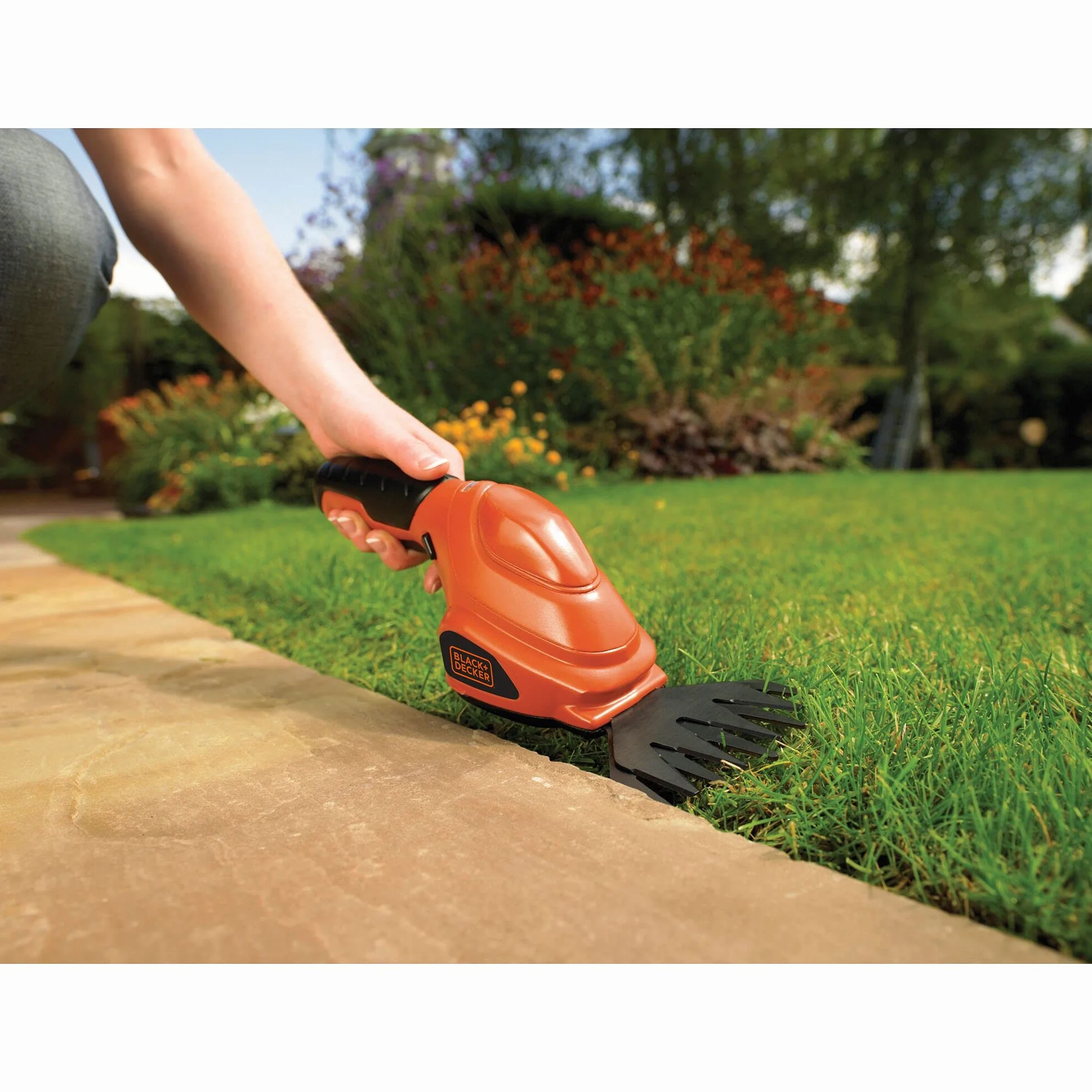 BLACK+DECKER Cisaille Electrique 3,6V, Sculpte-Haies avec Indicateur de Charge LED, Idéal pour Tailler les Parterres de Fleurs et les Bordures, Largeur de Lame 30 cm, Pas de Lame 23 mm, GSL200-QW Rouge