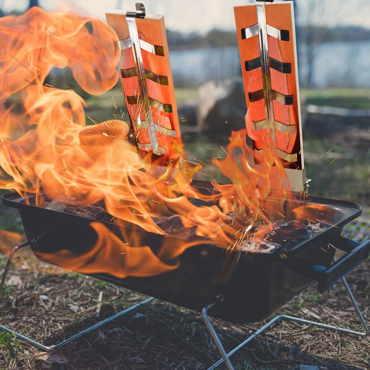 Randaco Lot de 4 planches à saumon flammé avec support - Planche à saumon avec fonction réversible - Planche à saumon pour griller, brasero - Charge maximale : 2,5 kg - Planche à saumon pour barbecue