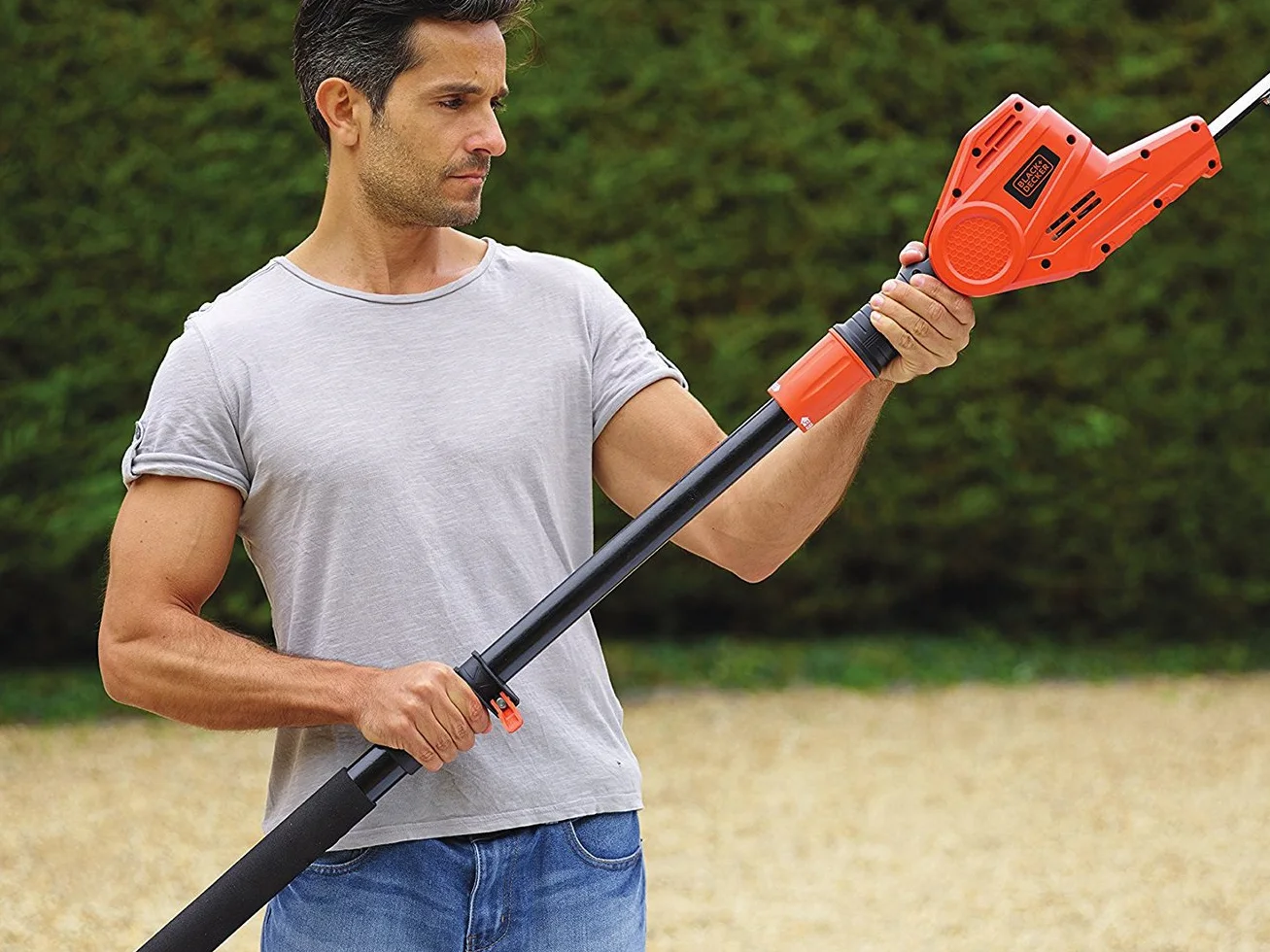 BLACK+DECKER Taille-Haies Sur Perche Filaire 550W, Taille-Haies Electrique 51 cm avec Lame Asymétrique, Manche Télescopique, Tête Pivotante et Double Interrupteur, Ecartement 22 mm, PH5551-QS Noir/Orange