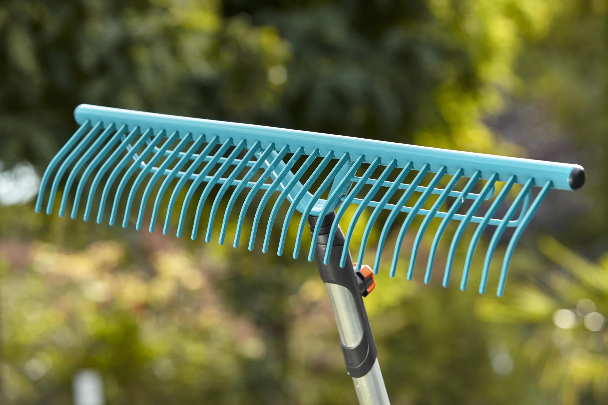 Gardena Râteau à Gazon Combisystem de râteau, Largeur de Travail de 60 cm, pour ramasser Le Gazon coupé, adapté à Tous Les Manches Combisystem, avec bac de ramassage Pratique (3381-20)