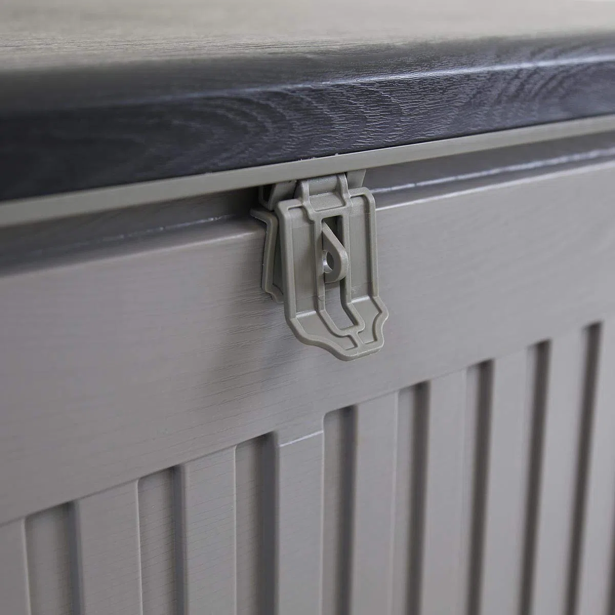 CHARLES BENTLEY Coffre de Rangement 270L Jardin Extérieur - Plastique Gris avec Couvercle Noir, Poignées Moulées, Fermeture Cadenas, Couvercle Coulissant (109x54,7x51,3 cm)