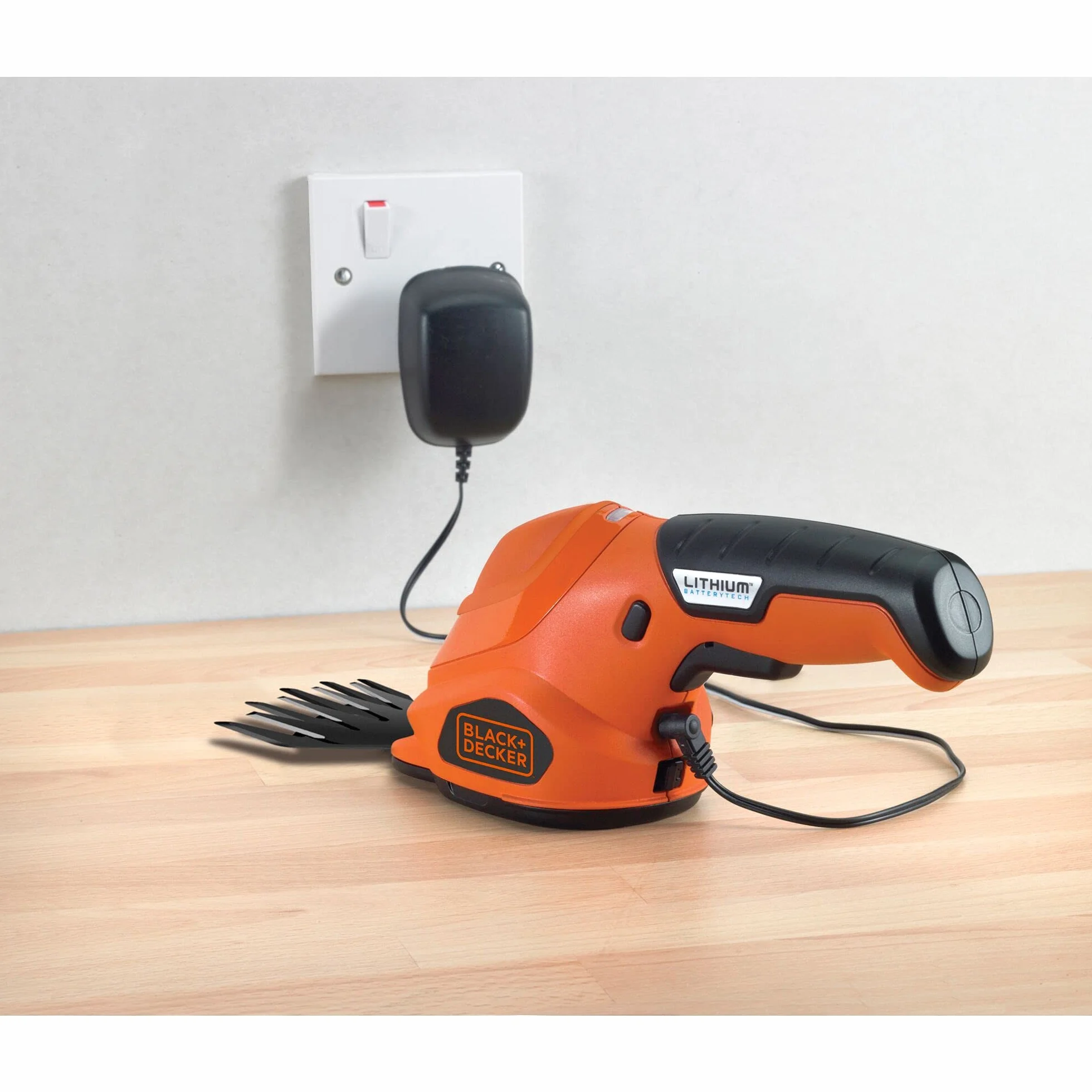 BLACK+DECKER Cisaille Electrique 3,6V, Sculpte-Haies avec Indicateur de Charge LED, Idéal pour Tailler les Parterres de Fleurs et les Bordures, Largeur de Lame 30 cm, Pas de Lame 23 mm, GSL200-QW Rouge