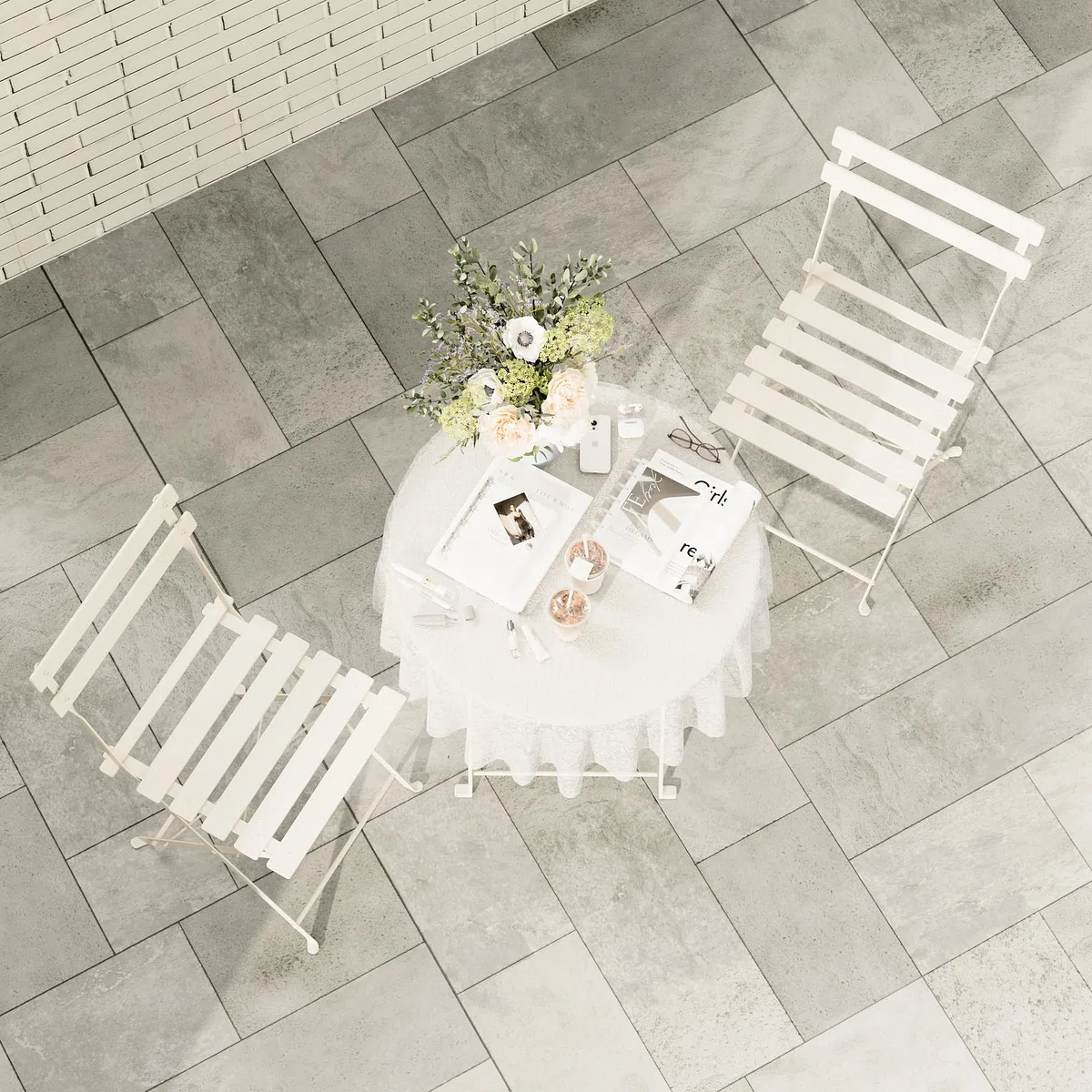 DEWINNER Ensemble De Table Et Chaises De Jardin, Salon De Jardin Extérieur 3 Pièces, Table Ronde avec 2 Chaises Pliantes, Pliable, Blanc, Nappe Imperméable Incluse, pour Balcon, Terrasse, Cour