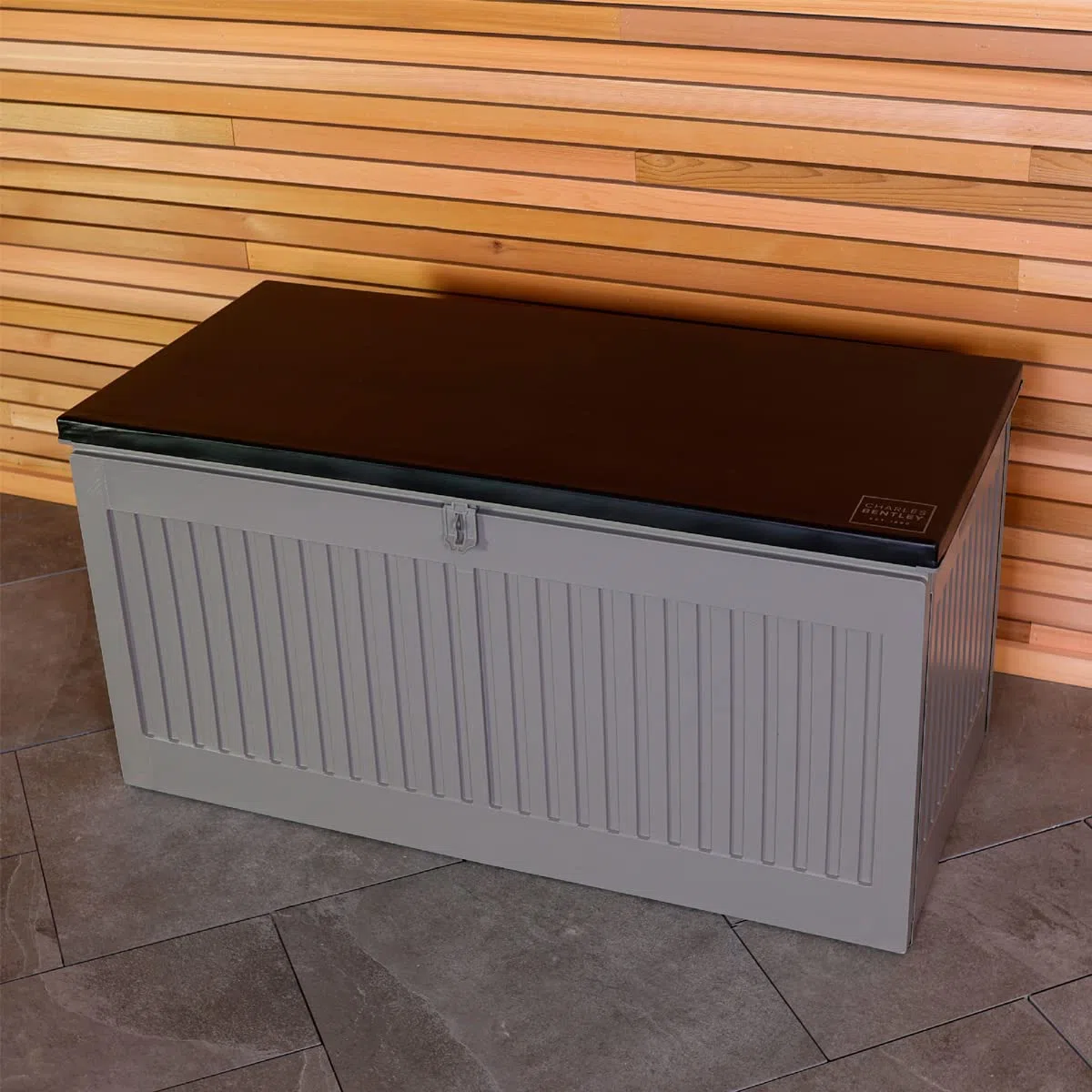 CHARLES BENTLEY Coffre de Rangement 270L Jardin Extérieur - Plastique Gris avec Couvercle Noir, Poignées Moulées, Fermeture Cadenas, Couvercle Coulissant (109x54,7x51,3 cm)