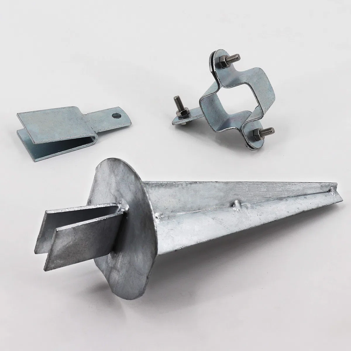 Jeu d'entretoises longitudinales Aquagart 8 pour poteaux de clôture profilés en Z I Jeu de renforts de clôture : 8x plaques de terre 8x capuchons pour poteaux de clôture 8x colliers de poteau et vis