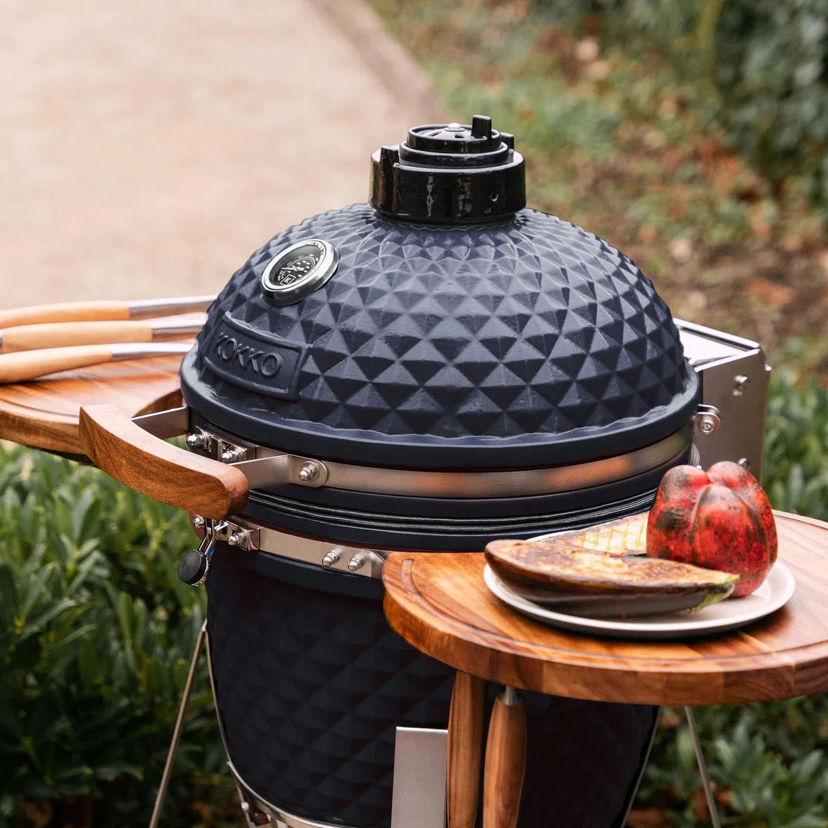 Kamado Kokko 18" - Nouvelle édition 18" = taille standard (46 cm x 69 cm) Bon compromis entre sa taille et sa rapidité d’allumage Diamètre de la grille : 37 cm Bleu marine