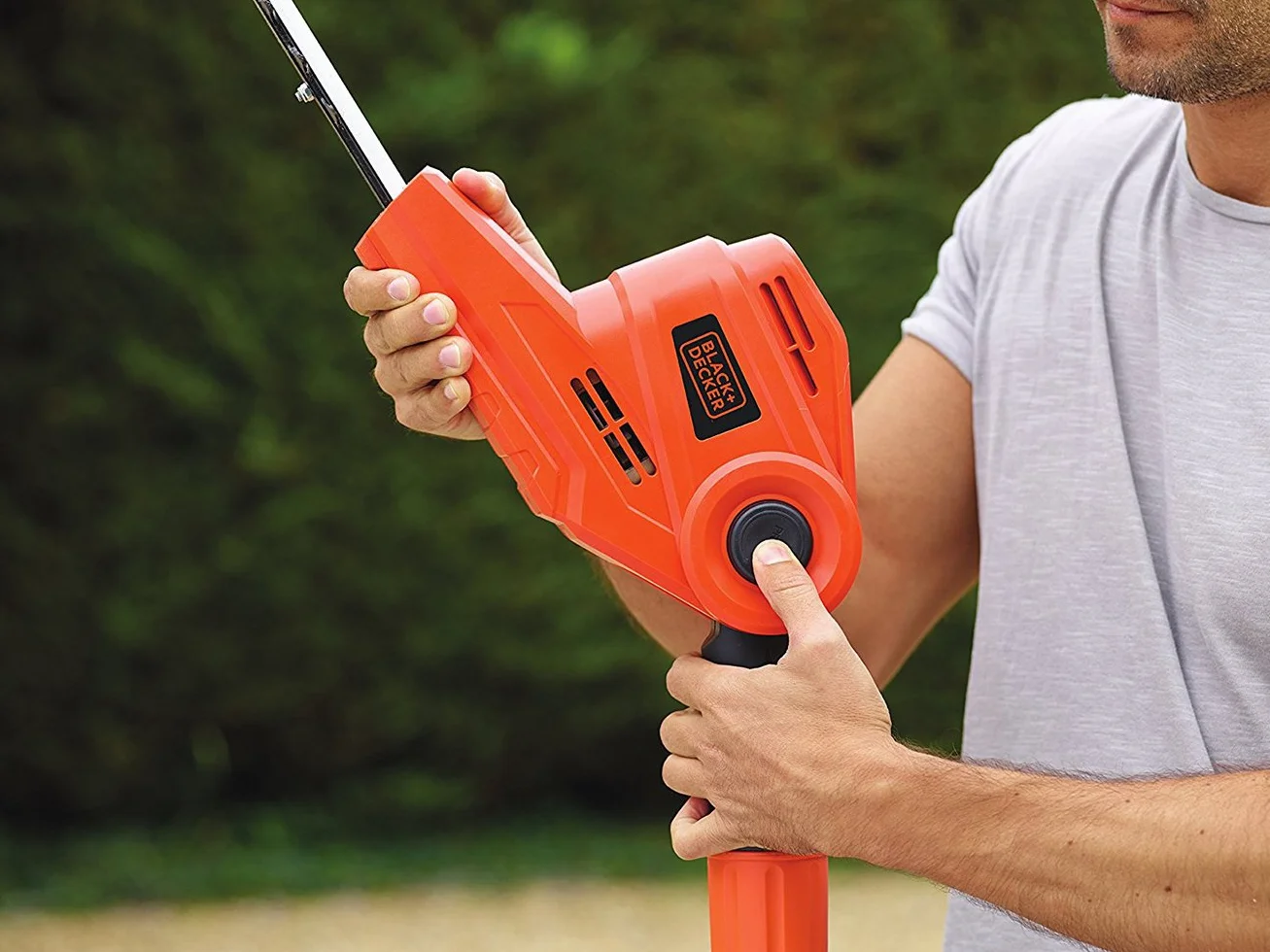 BLACK+DECKER Taille-Haies Sur Perche Filaire 550W, Taille-Haies Electrique 51 cm avec Lame Asymétrique, Manche Télescopique, Tête Pivotante et Double Interrupteur, Ecartement 22 mm, PH5551-QS Noir/Orange